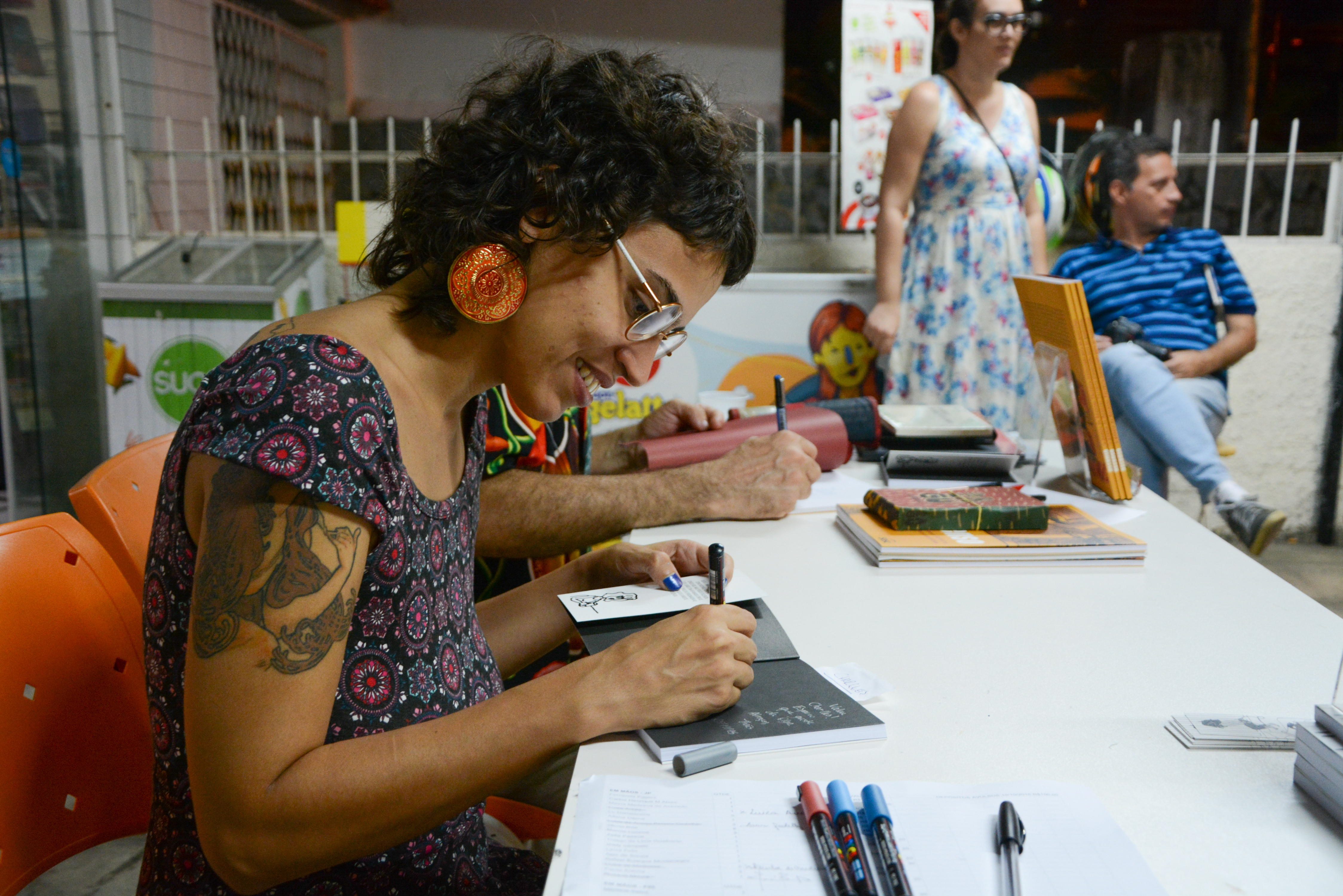 Thaïs Gualberto em sessão de autógrafos no lançamento de "Olga, a sexóloga"