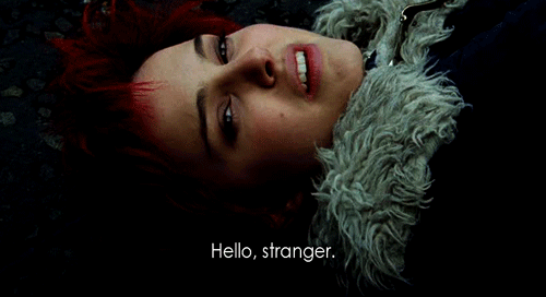 Cena inicial de Closer (2004), onde aparece a atriz Natalie Portman deitada no chão interpretando a personagem Alice. Ela diz a fala "Hello, stranger."