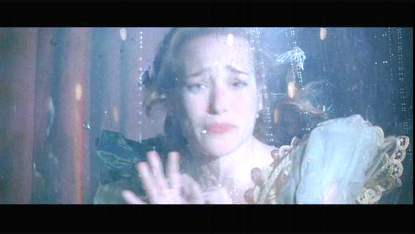 Julia Angier é assassinada dentro de um tanque de água em "O Grande Truque" (2006) - Christopher Nolan é famoso por colocar suas personagens femininas "na geladeira"