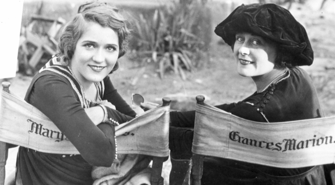 Mary Pickford, uma das primeiras mulheres a fundar um estúdio de cinema, e Frances Marion, roteirista