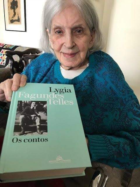 Lygia Fagundes Telles e seu exemplar de "Os Contos"