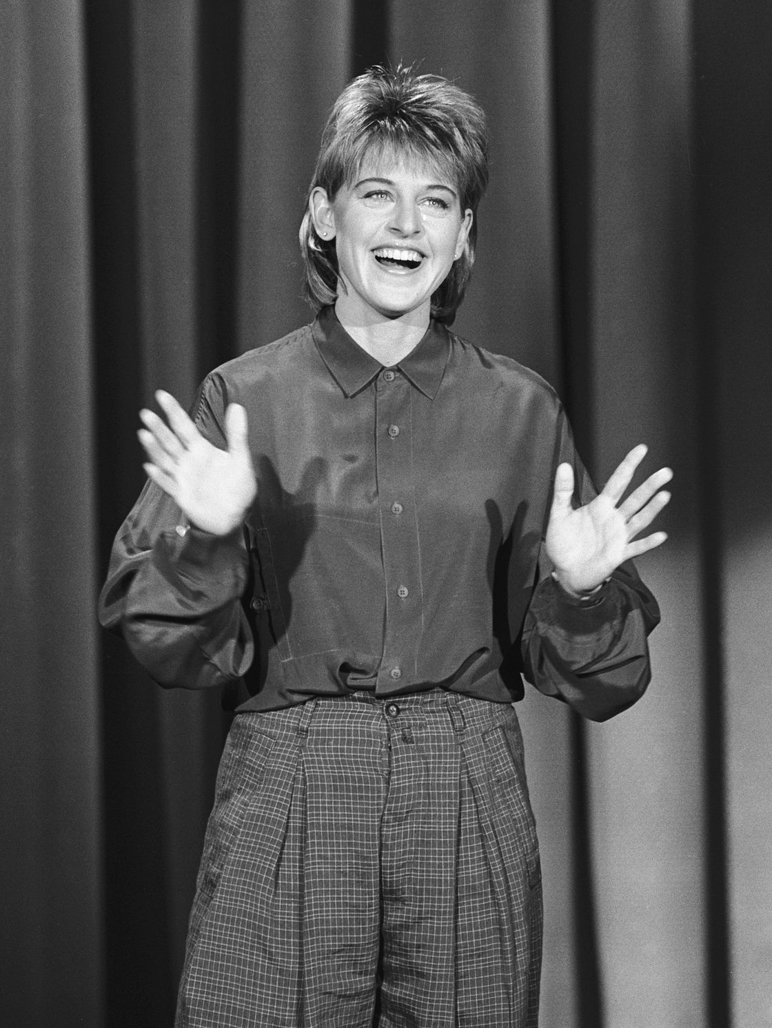 Ellen DeGeneres em seu stand-up durante os anos 90