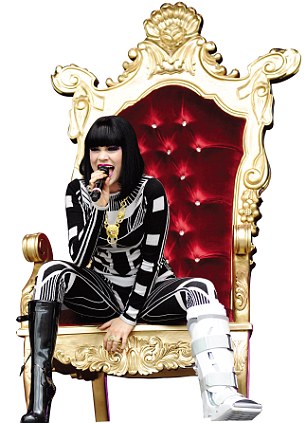 Jessie J no trono dourado de suas apresentações em 2011