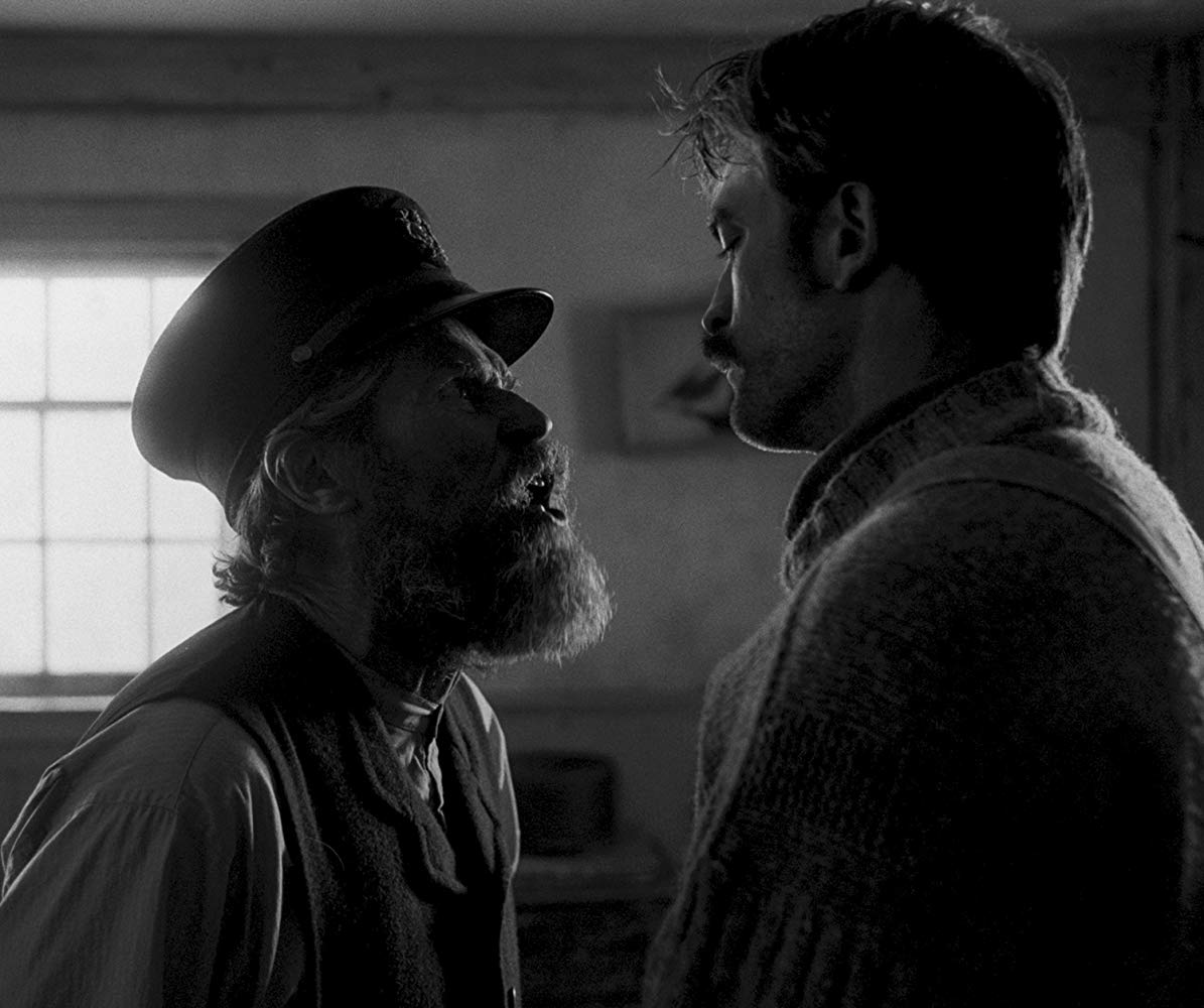 Willem Dafoe e Robert Pattinson em cena de "O Farol"