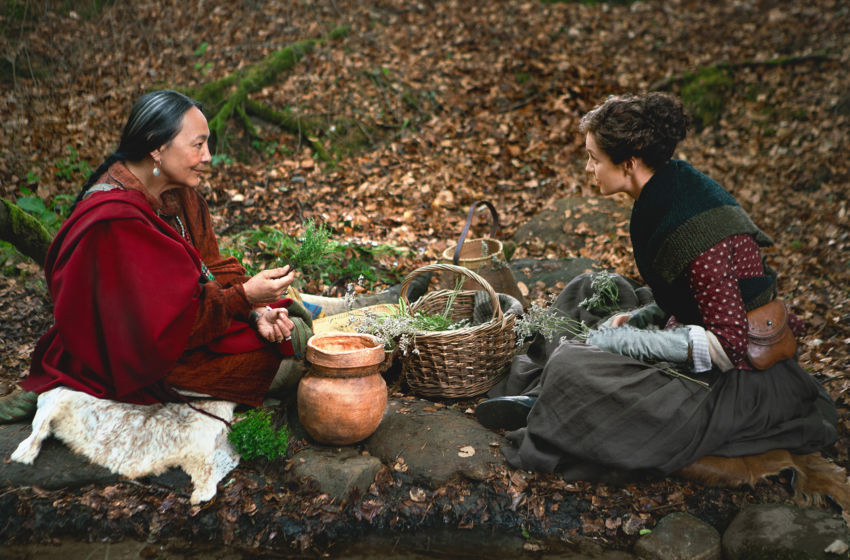 Curandeira Cherokee e Claire na 4ª temporada de Outlander