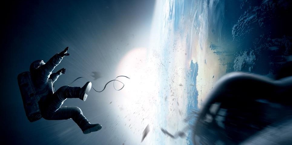 Dra. Stone no espaço em "Gravidade" (2013), filme de ficção científica.