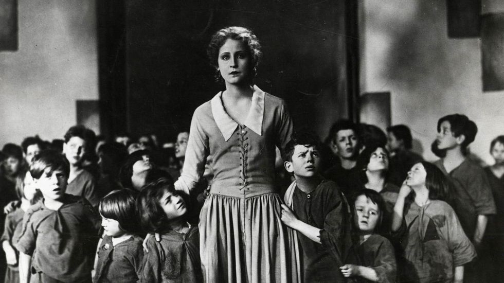 Maria e as crianças em cena de "Metrópolis". (1927)