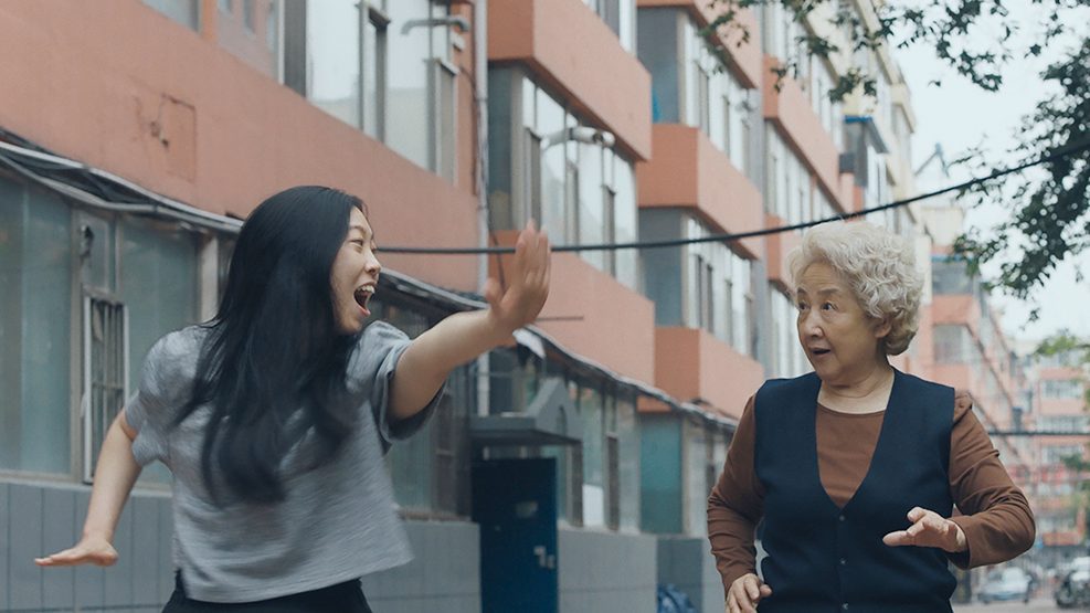Shuzhen e Awkwafina em "A Despedida" (2019) 