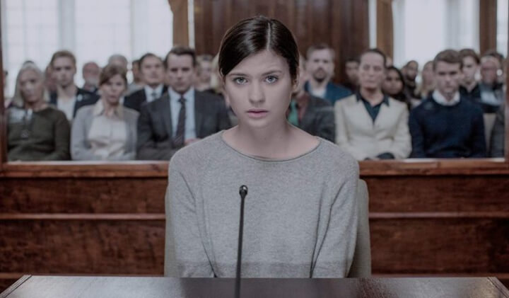 Maja (Hanna Ardéhn) em cena da série "Areia Movediça", adaptação da Netflix.