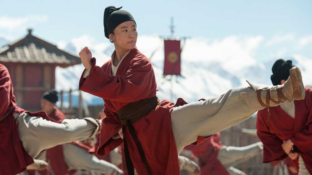Na versão de 2020, Mulan já começa a história como uma guerreira poderosa.