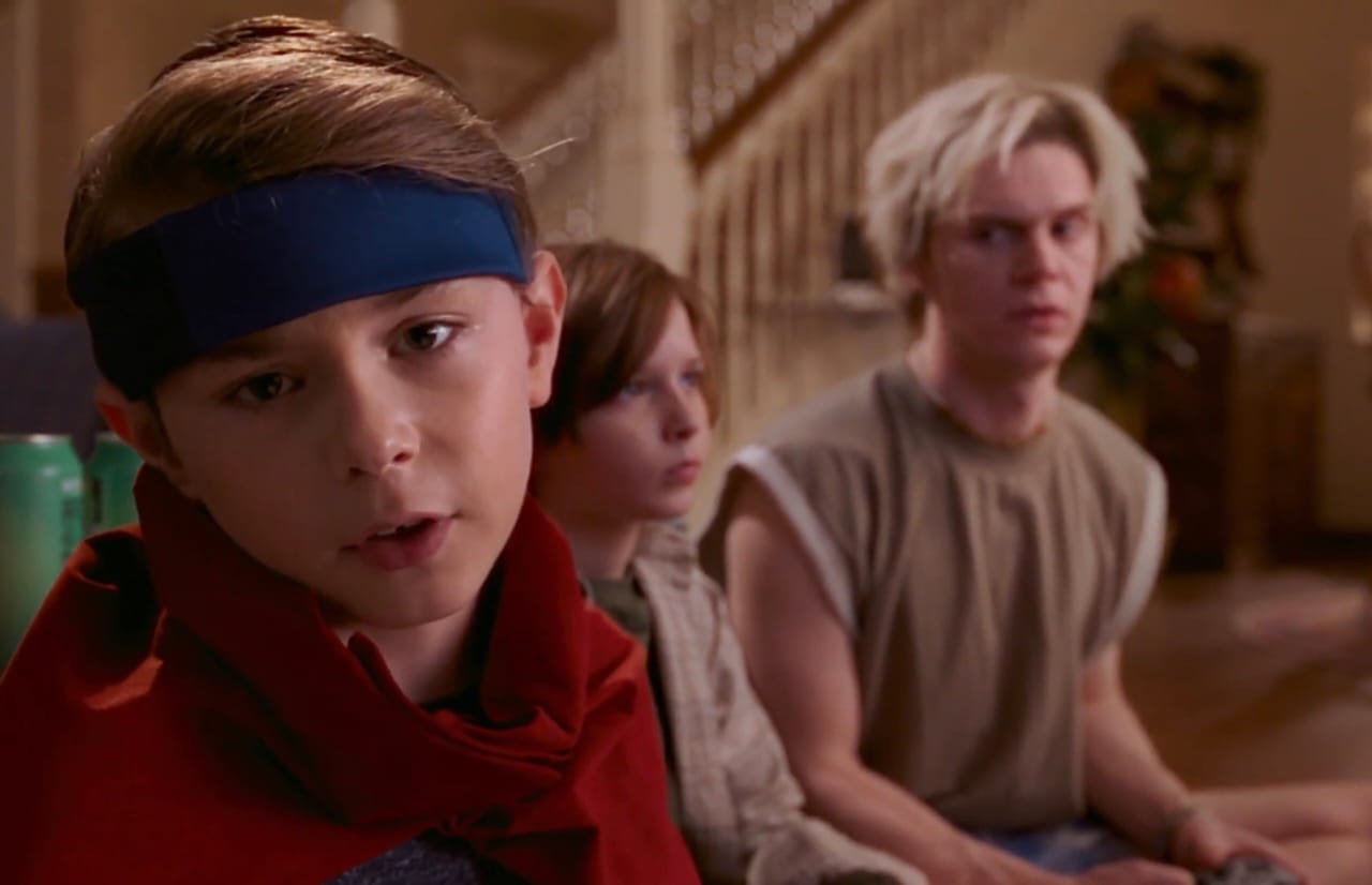 Billy (Julian Hilliard), Tommy (Jett Klyne) e Pietro (Evan Peters) em WandaVision.