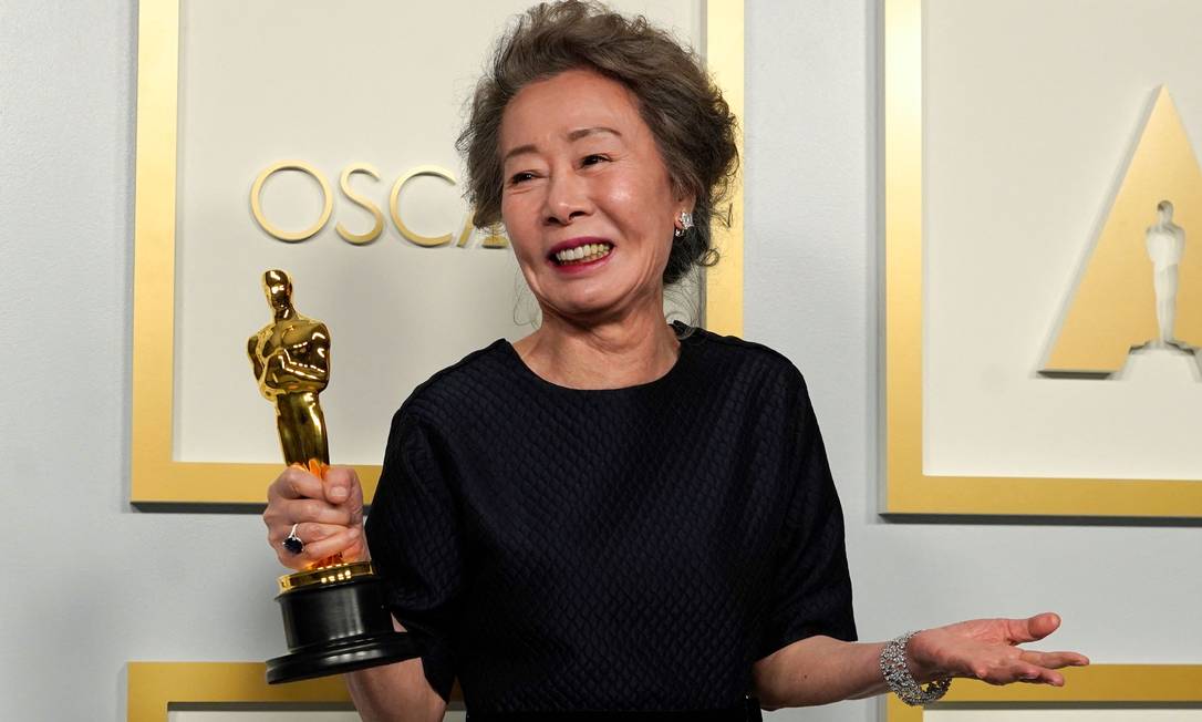 Youn Yuh-Jung recebendo o Oscar por "Melhor atriz coadjuvante" em Minari (2020)