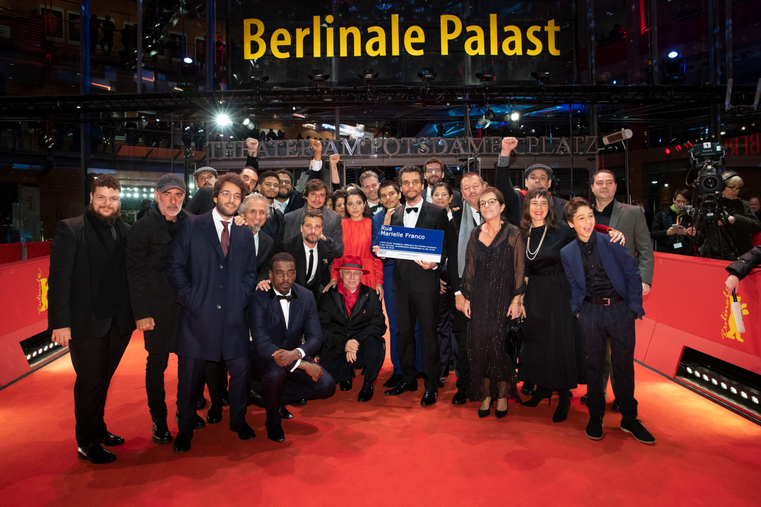 Wagner Moura e a equipe de "Marighella" no Festival Internacional de Cinema de Berlim 