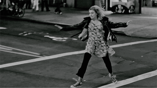 Frances dançando na rua ao som de Modern Love, de David Bowie