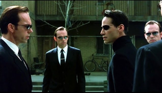 Neo e os clones do agente Smith (Hugo Weaving) em Matrix Reloaded.
