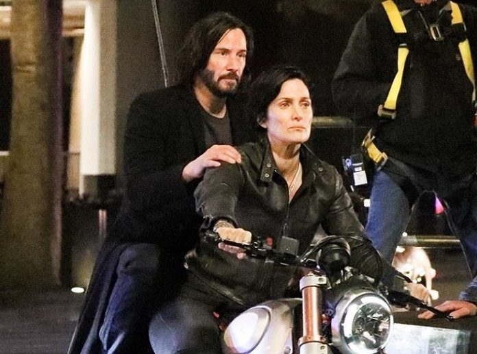 Carrie-Anne Moss e Keanu Reeves no set de Matrix Resurrections