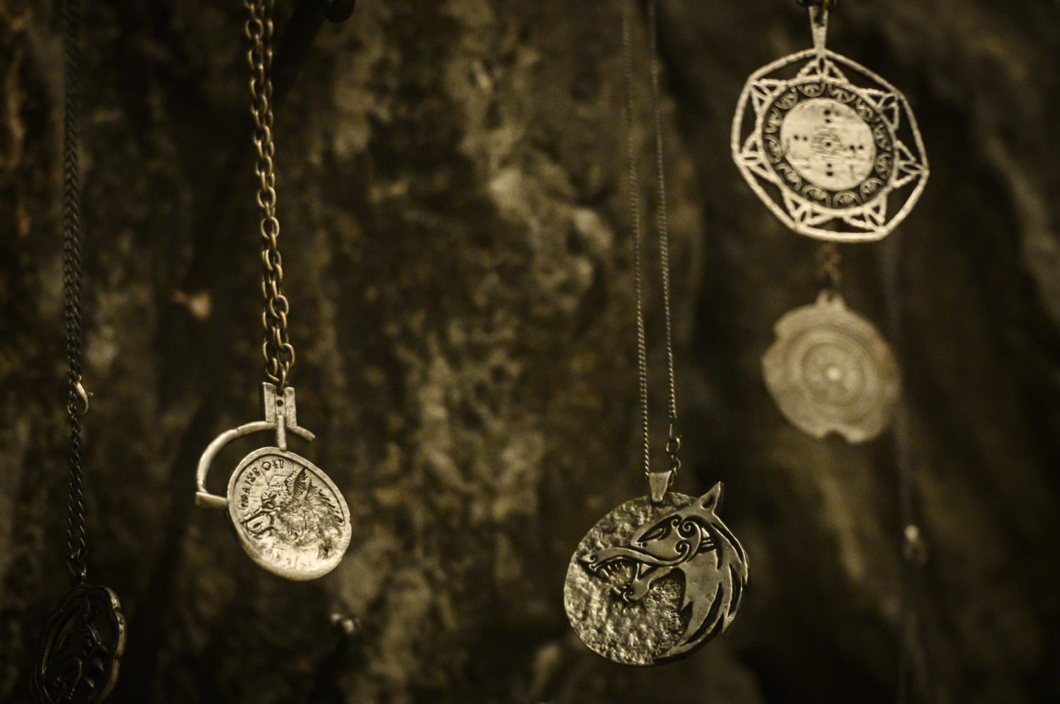 Árvore em Kaer Morhen com os medalhões dos bruxos caídos