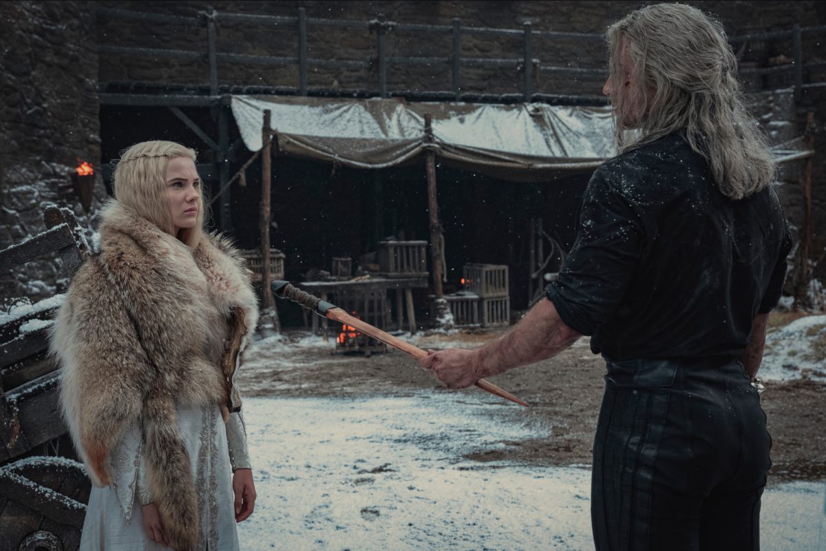 Ciri de Cintra (Freya Allan) e Geralt de Rívia (Henry Cavill) em Kaer Morhen