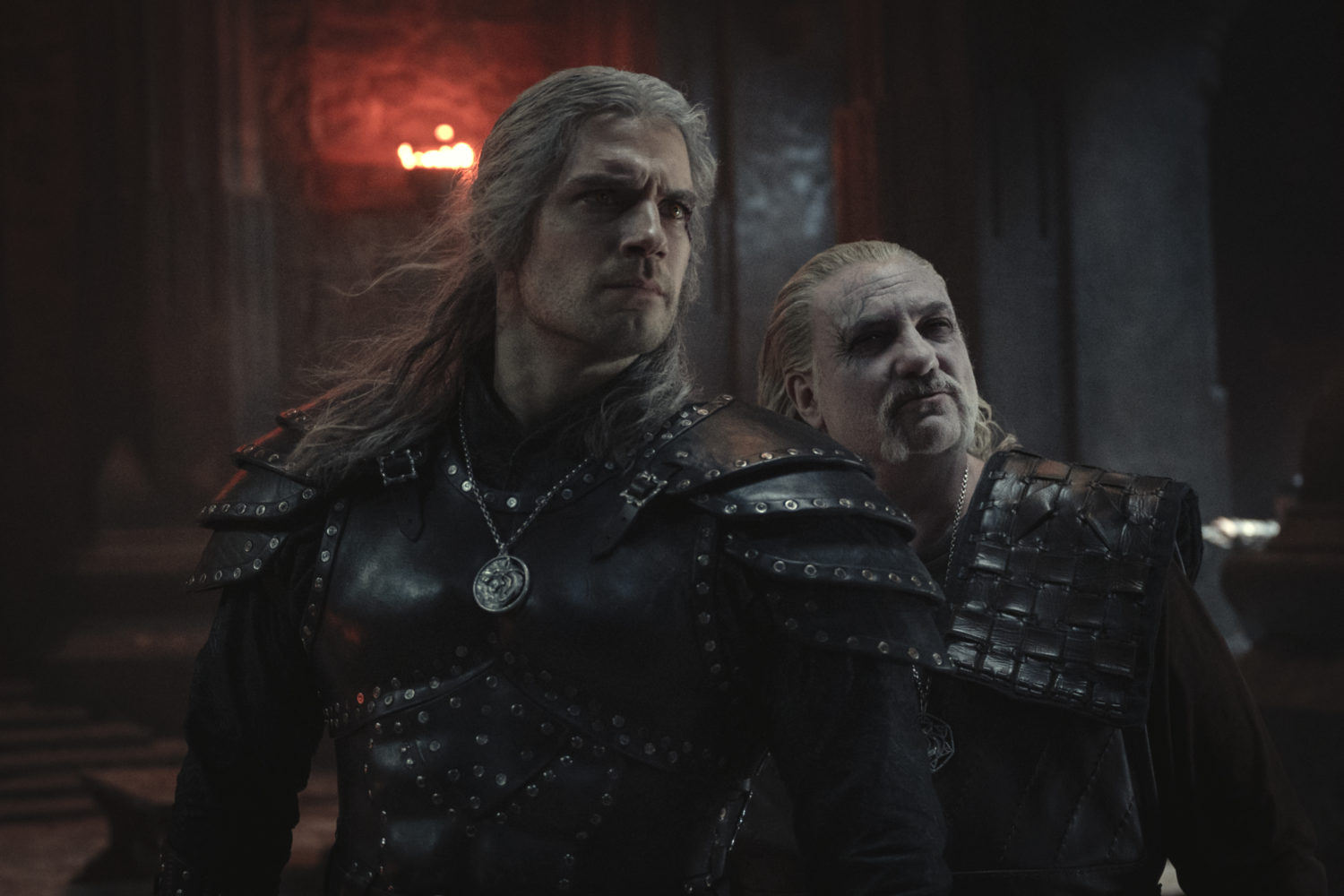 Vesemir (Kim Bodnia) e Geralt de Rívia (Henry Cavill) em The Witcher