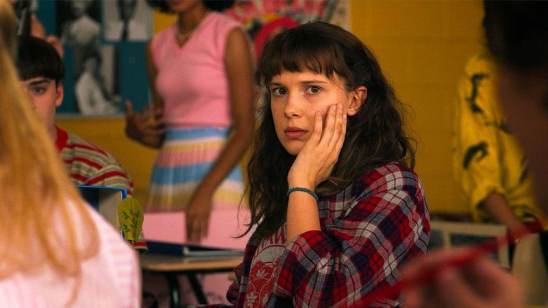 Eleven (Millie Bobby Brown) na escola, em cena da quarta temporada.