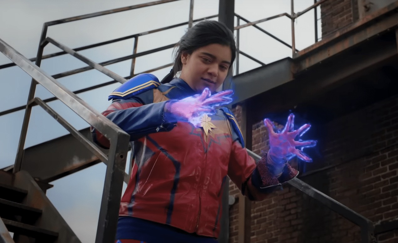Kamala testando seus poderes na série.