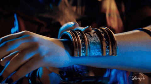 Kamala utilizando o bracelete pela primeira vez.