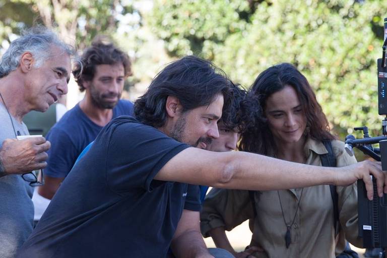 René Sampaio, Alice Braga, Gabriel Leone e membros da equipe técnica no set de filmagem de "Eduardo e Mônica".