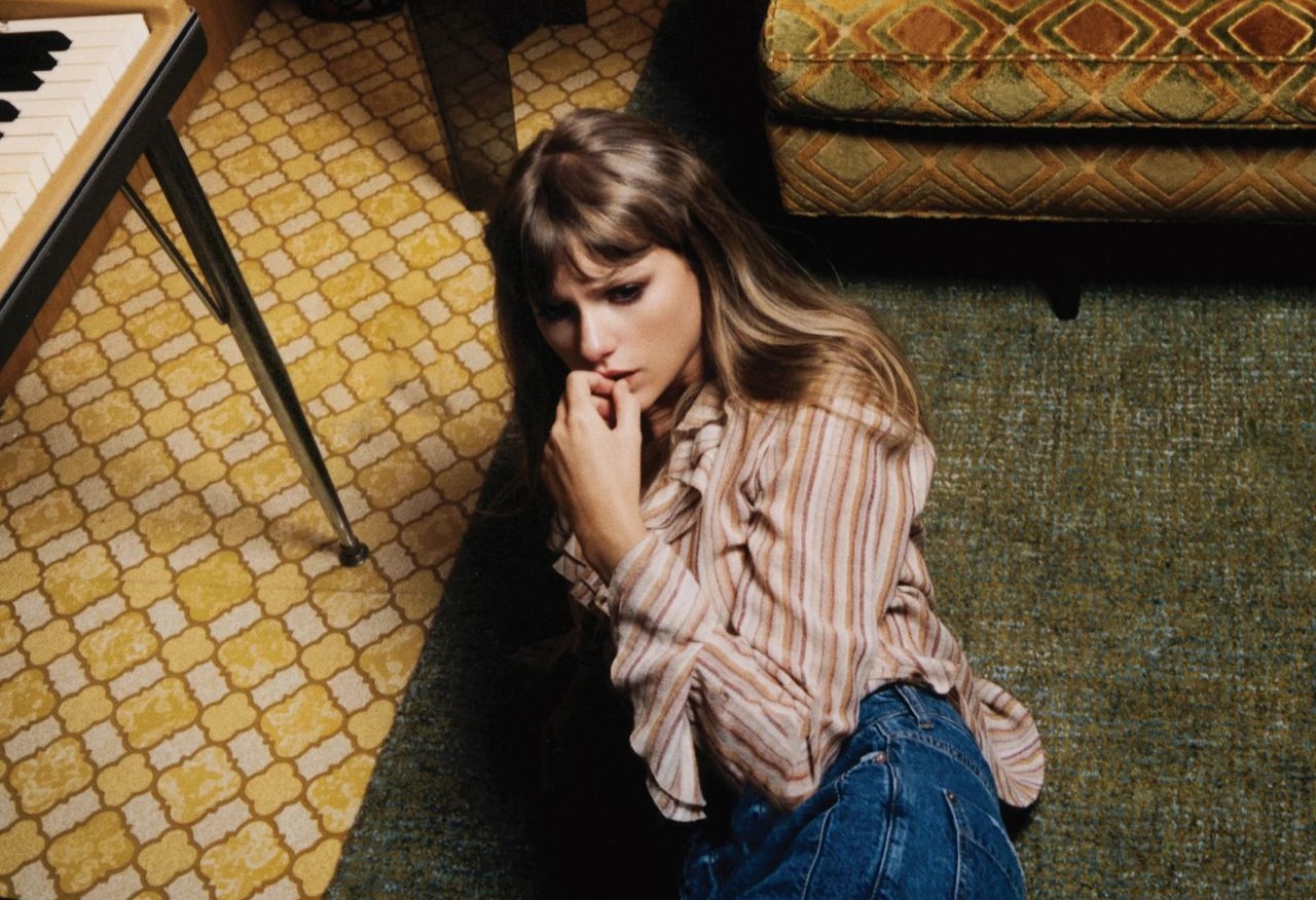 Taylor Swift em ensaio fotográfico para o álbum Midnights