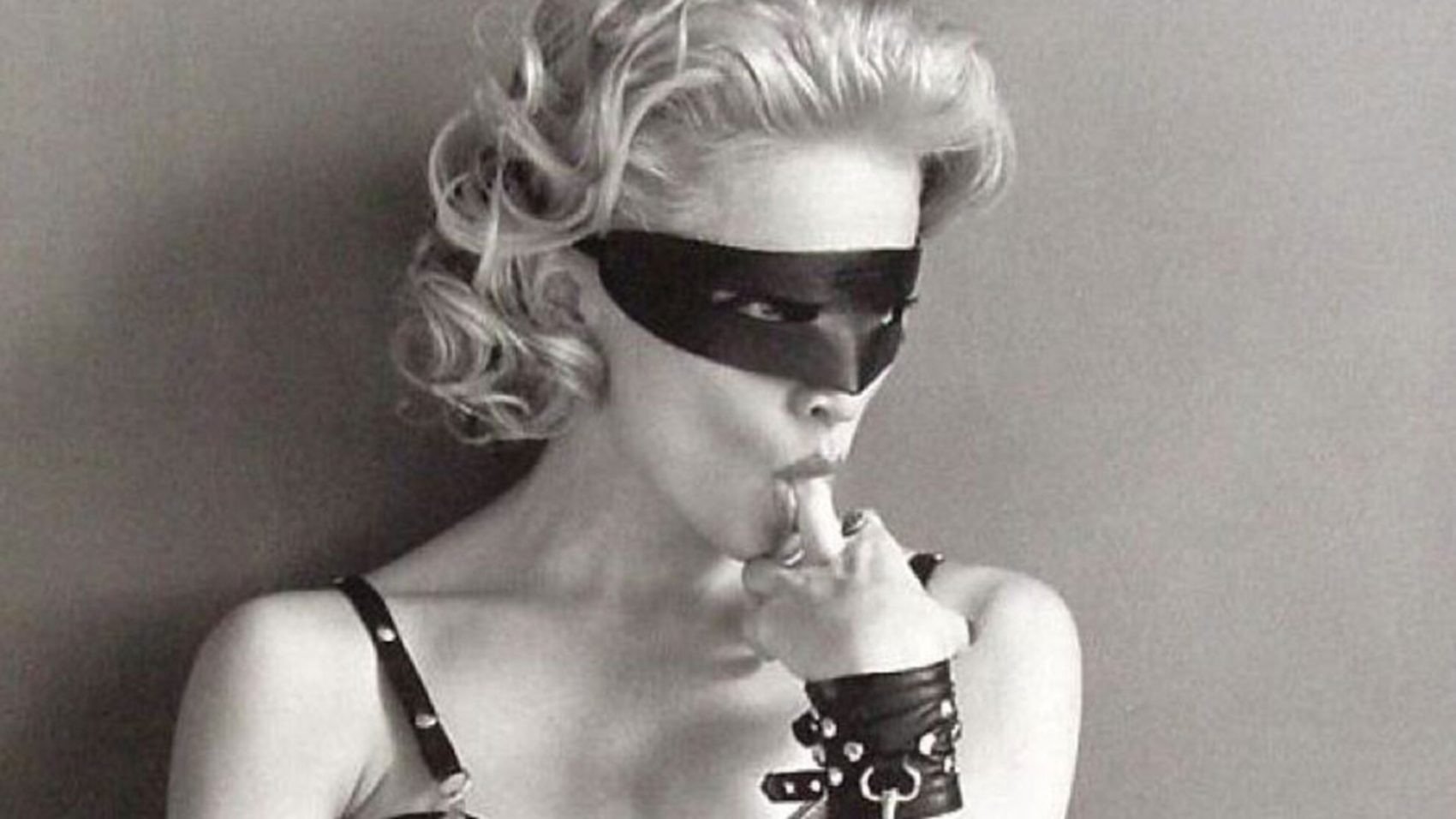 Madonna em ensaio fotográfico para seu livro "Sex"