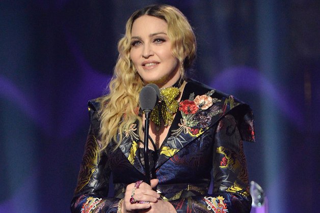 Madonna recebendo o prêmio de Mulher do Ano pela Billboard em 2016.