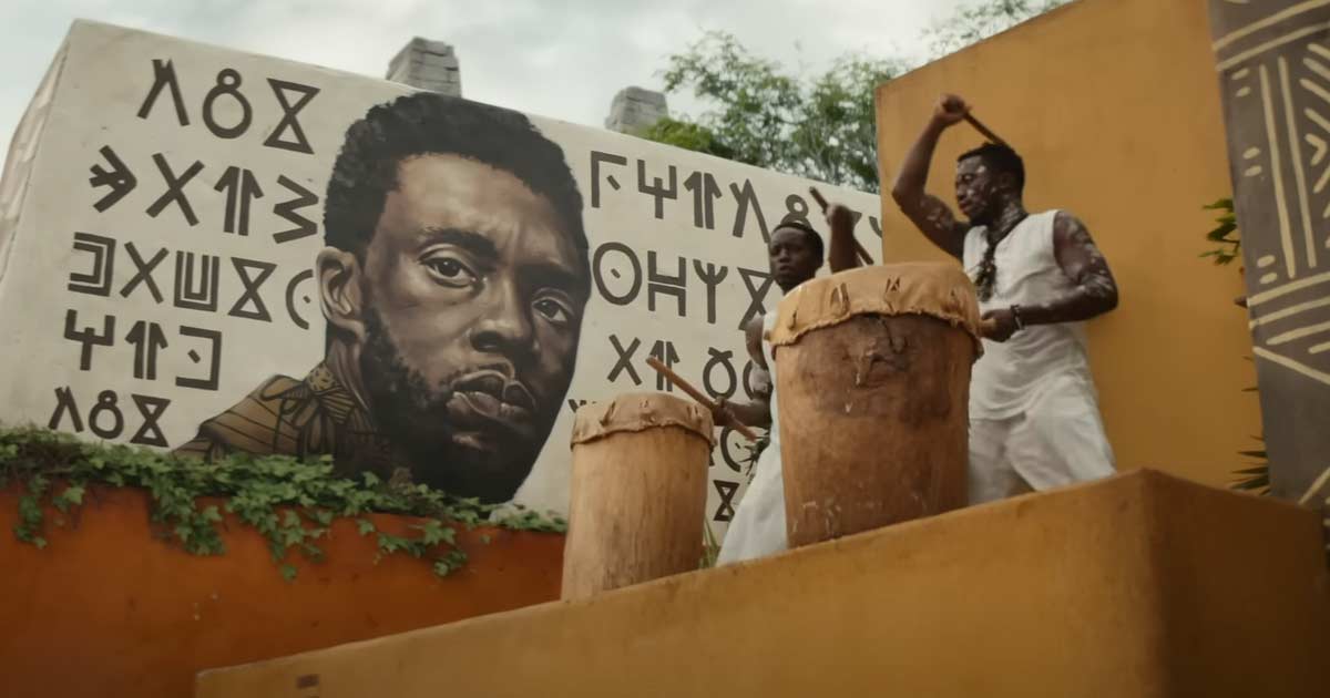 Homenagem ao rei T’Challa (Chadwick Boseman) em Pantera Negra: Wakanda para Sempre
