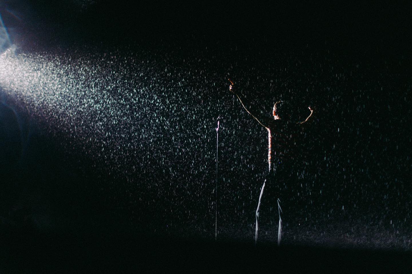 Harry Styles cantando "Matilda" durante o show em Curitiba, em dezembro de 2022.