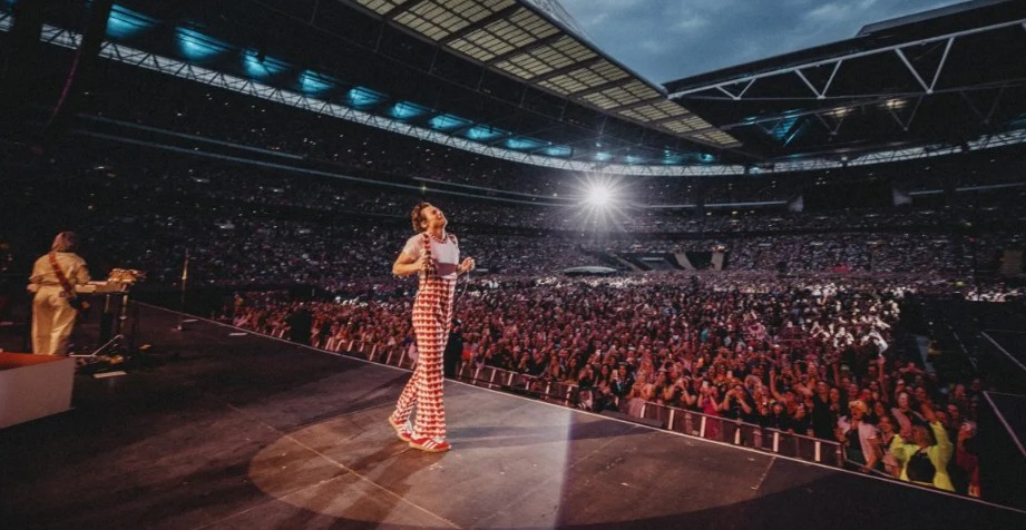 Harry Styles durante apresentação no Wembley Stadium (2022).