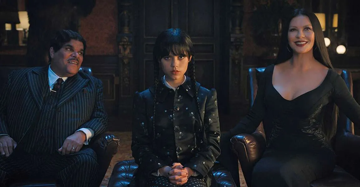 Gomez (Raúl Juliá), Wandinha (Jenna Ortega) e Mortícia (Catherine Zeta-Jones) em Wednesday (2022), série da Netflix.