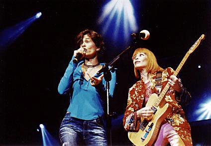 Rita Lee e Zelia Duncan performando "Pagu" em 2001