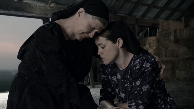 Judith Ivey e Claire Foy, duas das incumbidas de decidir o destino das mulheres da colônia em "Women Talking"