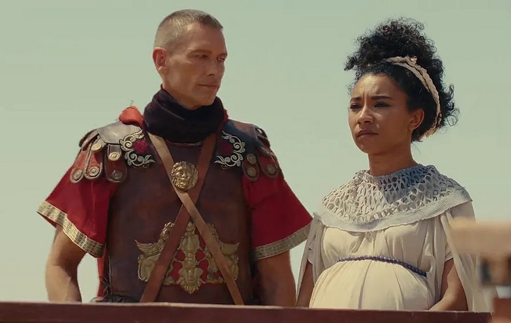 Adele James e John Partridge interpretando Cleópatra e Júlio Cesar em cena da série "Rainha Cleópatra" (2023), da Netflix 