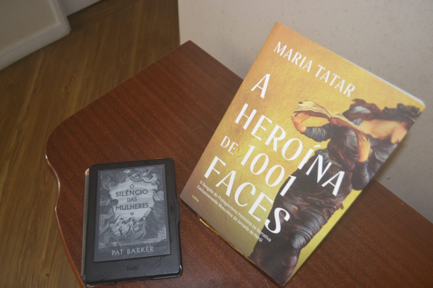 "O silêncio das mulheres", de Pat Barker, e "A Heroína de 1001 faces", de Maria Tatar, são duas obras que resgatam a história das mulheres na mitologia grega. 