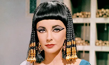 Elizabeth Taylor interpretando Cleópatra