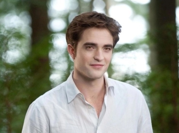 Robert Pattinson como Edward Cullen na saga Crepúsculo. Ele está com uma camisa clara e ao fundo contém imagens distorcidas de árvores. 