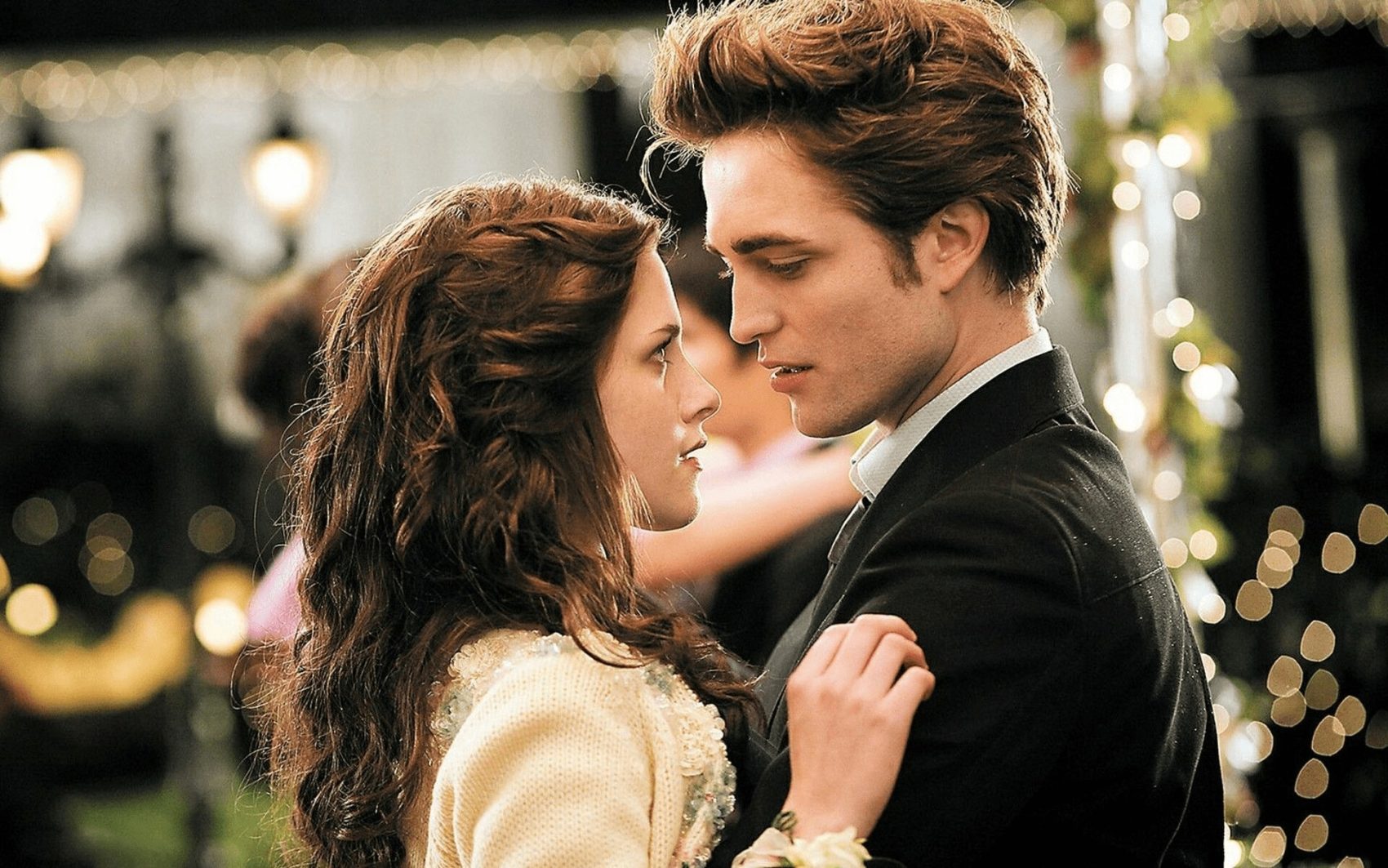 Kristen Stewart e Robert Pattinson em cena da adaptação cinematográfica de "Crepúsculo" (2008), de Stephenie Meyer. 