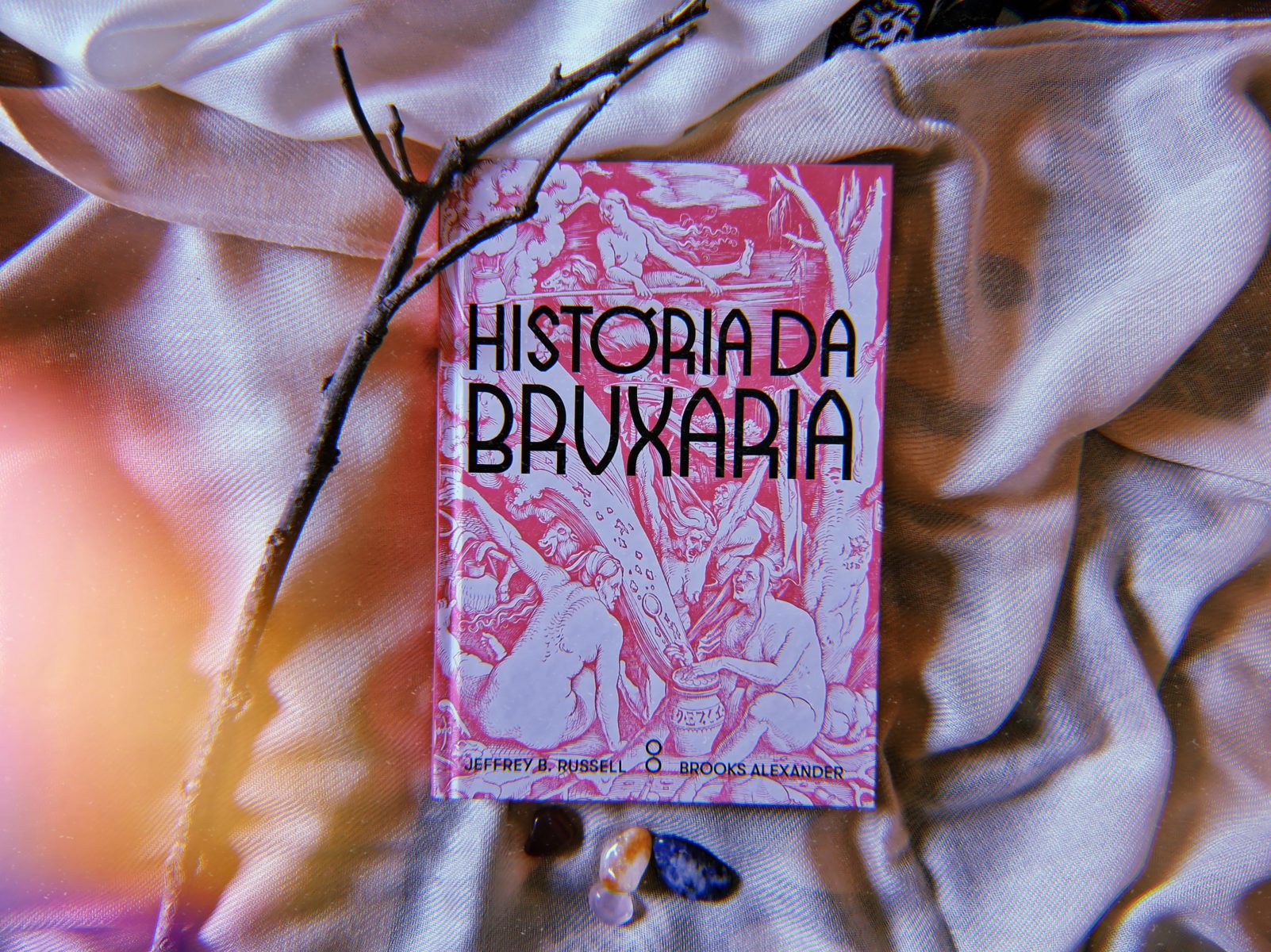 Edição do livro "História da Bruxaria", lançado pela Goya, dos autores Jeffrey B. Russell e Brooks Alexander.