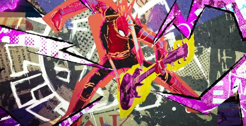 Spider Punk, que usa o uniforme de Homem Aranha, moicano e coturnos, saltando com a guitarra na mão e chutando o ar, o fundo parecendo o impresso de quadrinho com uma colagem colorida.