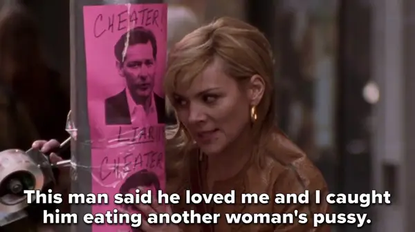 Samantha pregando cartazes de Richard nas ruas, com a foto dele e os avisos "Traidor" e "Mentiroso"