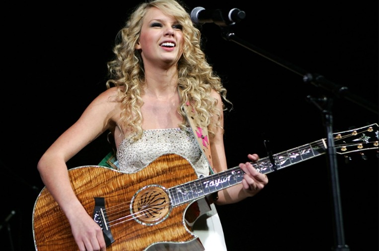 Taylor Swift performando no MGM Grand Conference, em Las Vegas (2006).