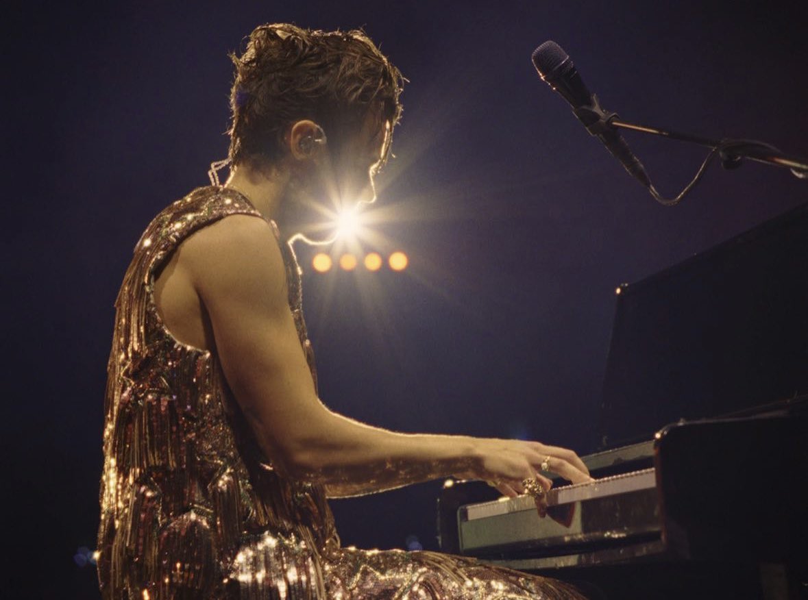 Harry Styles tocando piano em seu último show da Love on Tour na Itália.