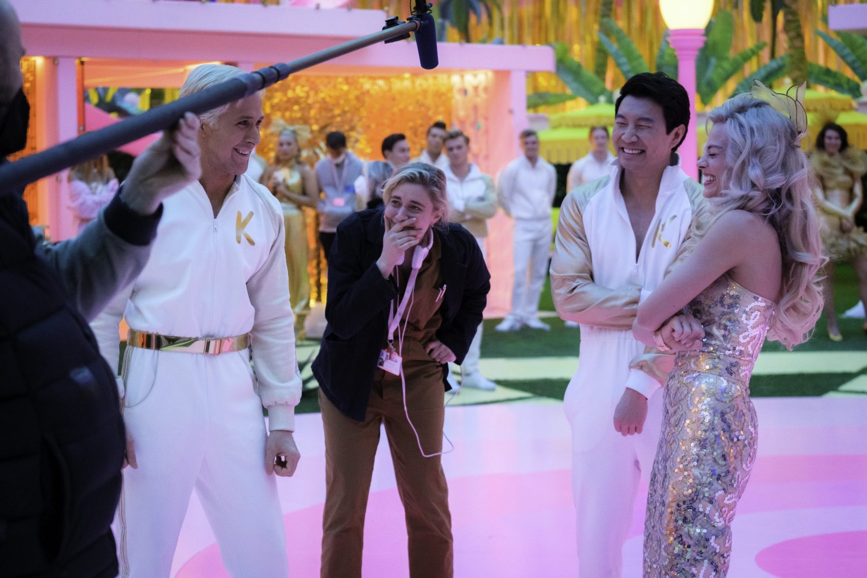 Ryan Gosling, Greta Gerwig, Simu Liu e Margot Robbie nas filmagens de Barbie