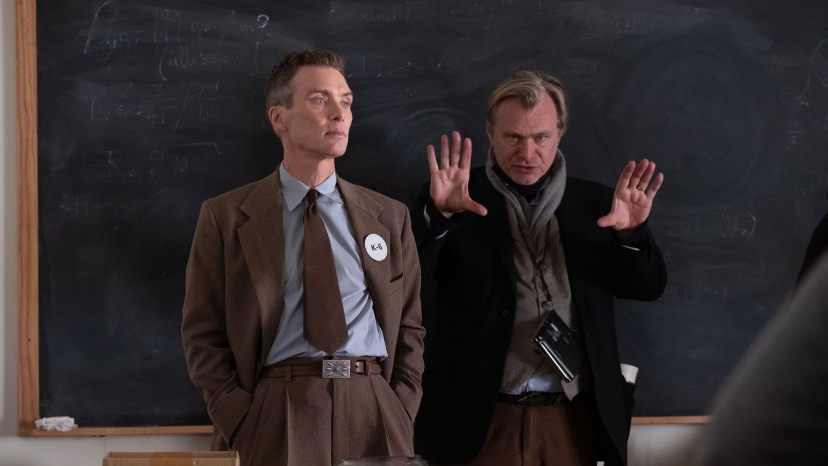 Cillian Murphy e Christopher Nolan nos bastidores do filme "Oppenheimer"