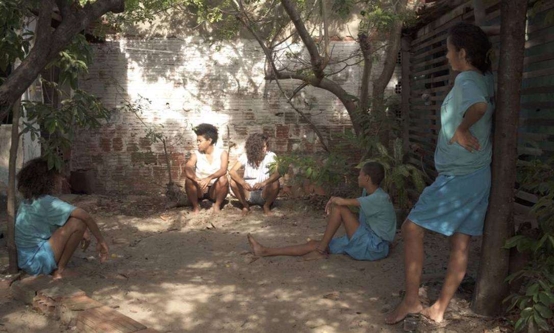 Mulheres conversando sobre suas experiências como detentas. Cena do filme "Tremor Iê".