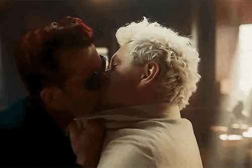 Os maridos inefáveis: o primeiro beijo de Aziraphale e Crowley.
